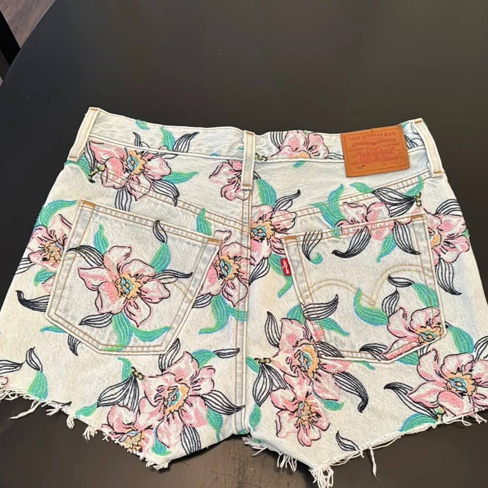501® HIGH RISE FLORAL SHORTS - Picture 2 of 2